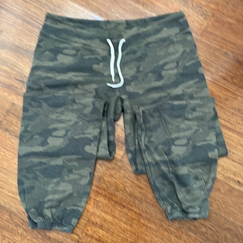 Monrow camo sweatpant size small
